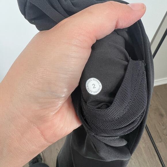 Lululemon On The Fly Pants Woven 27" in Black - Picture 9 of 9